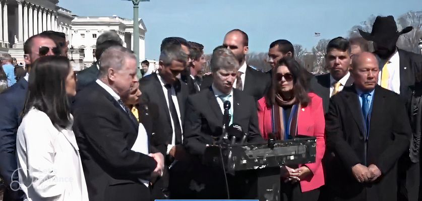 Expelled from the Capitol: Brazilian lawmakers become a laughingstock in the USA with conspiratorial speeches and styrofoam pulpit